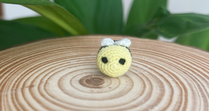 Micro crochet bee
