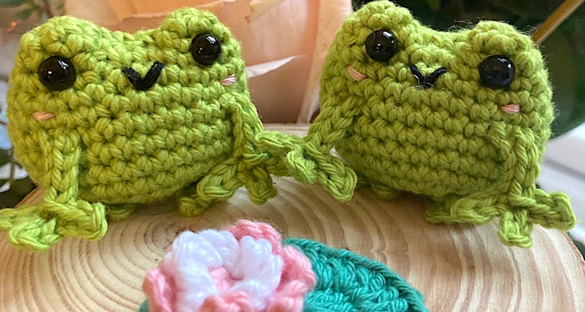 Frogs on a log - Crochet decoration